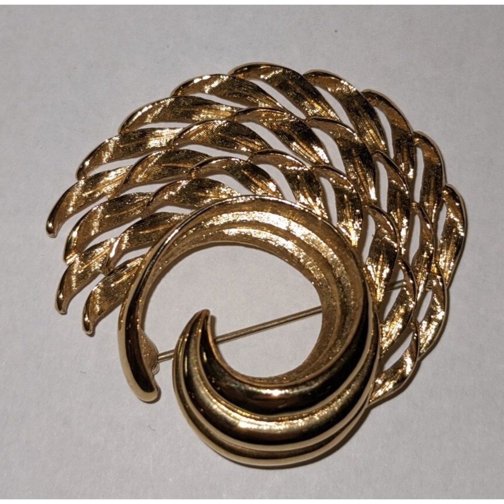 MONET GOLD TONED WAVE BROOCH PIN VINTAGE RARE HTF OLD EUC PINBACK WAVES ROUND